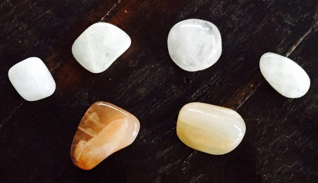 Bracelets en pierre de lune : accessoires de beauté et de sérénité